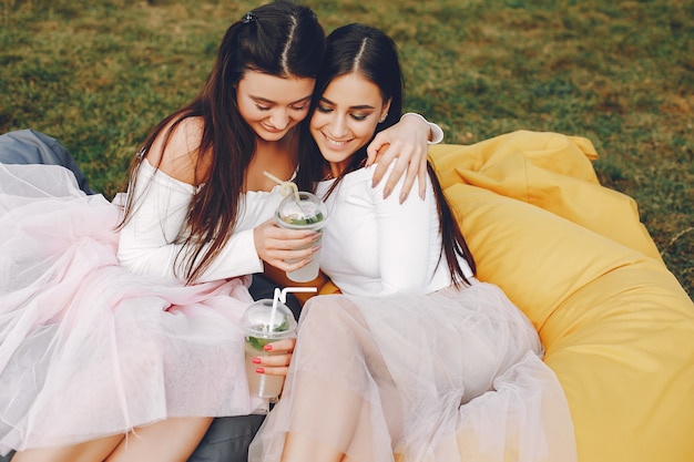 Deux jolies filles dans un parc d&#39;été