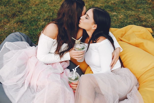 Deux jolies filles dans un parc d&#39;été