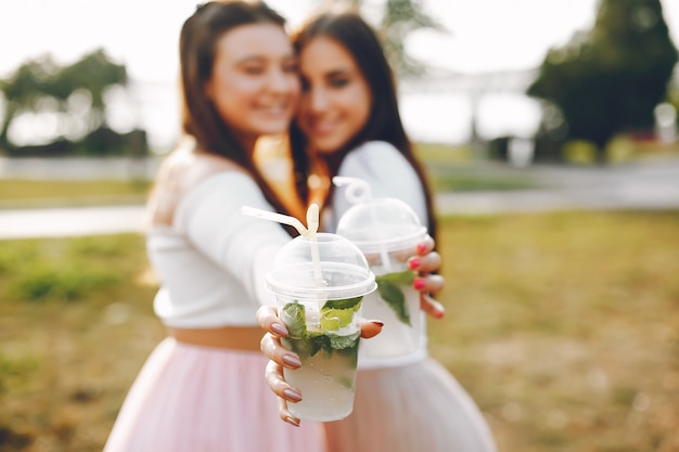 Photo gratuite deux jolies filles dans un parc d'été