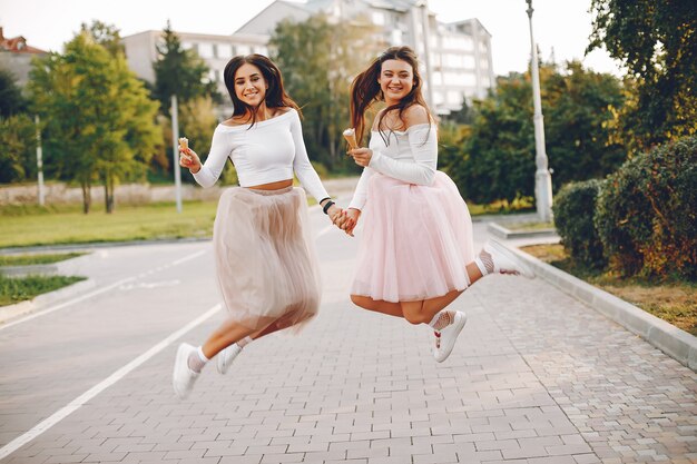 Deux jolies filles dans un parc d&#39;été