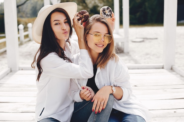 Photo gratuite deux jolies filles dans un parc d'été