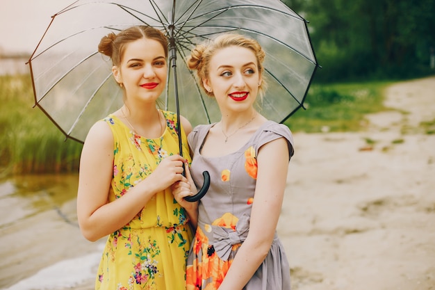 Deux jolies filles dans un parc d&#39;été