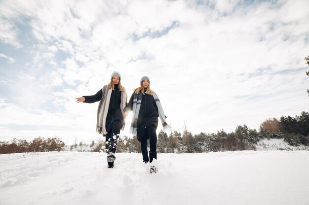 Deux jolies filles dans un parc d&#39;hiver