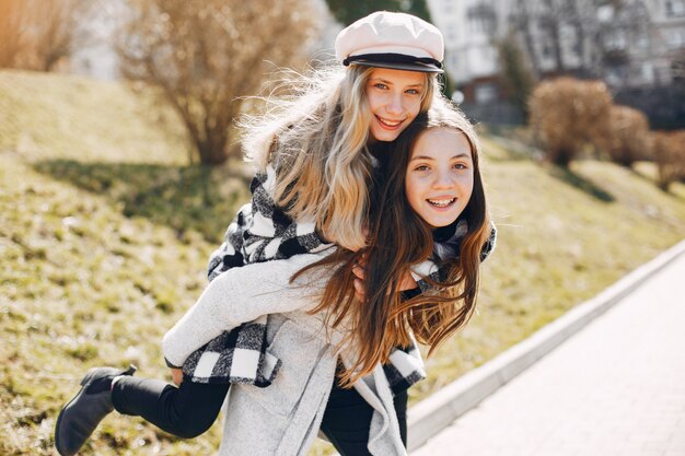 Deux jolies filles dans un parc de printemps