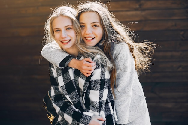 Photo gratuite deux jolies filles dans un parc de printemps