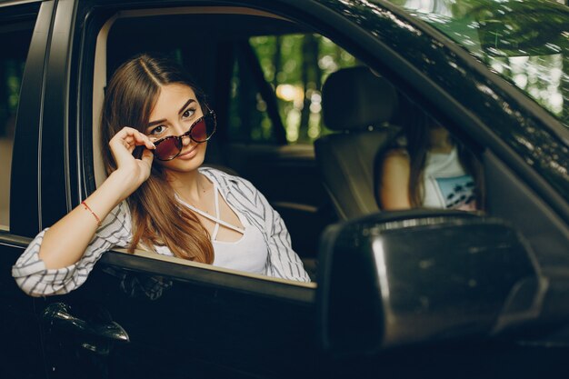 Deux jolies filles dans une voiture