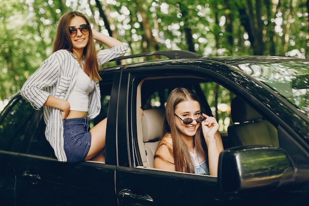 Deux jolies filles dans une voiture