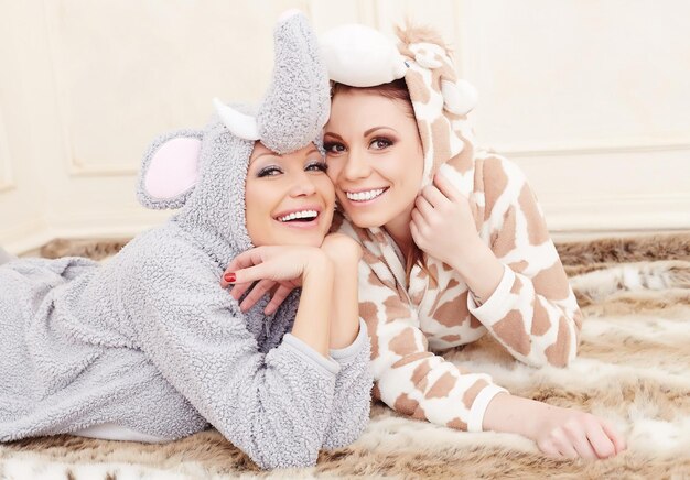 Deux jolies filles en pyjama s'amusant.