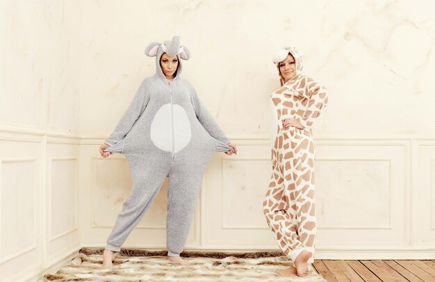 Deux jolies filles en pyjama s'amusant.