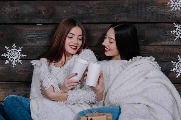 Deux jolies jeunes femmes drôles amis câlins souriant et câlins ensemble