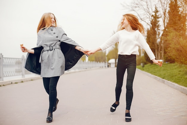 deux jolies soeurs dans un parc