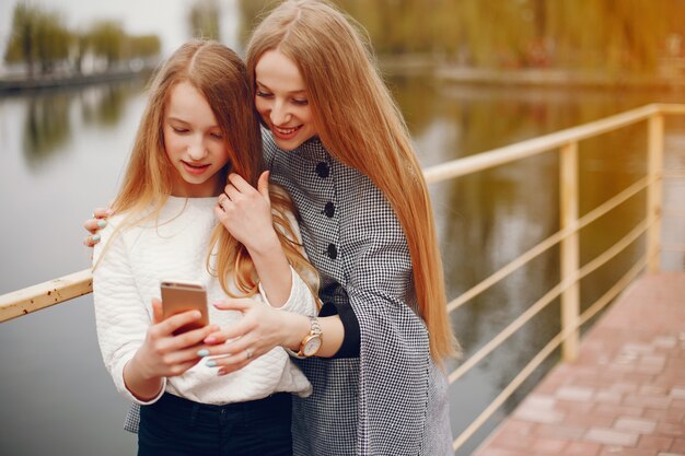 deux jolies soeurs dans un parc