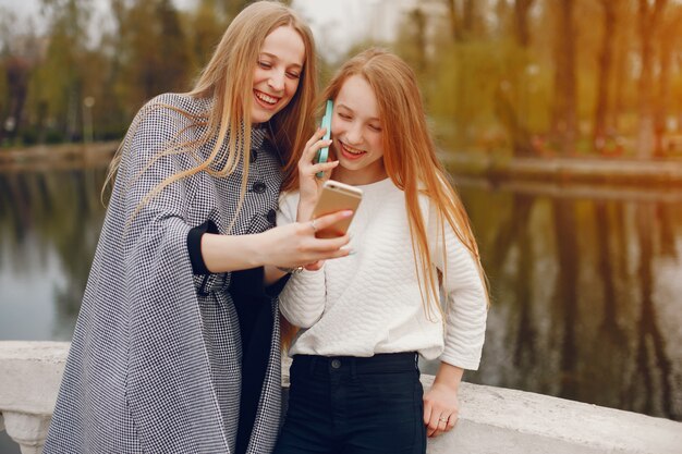 deux jolies soeurs dans un parc