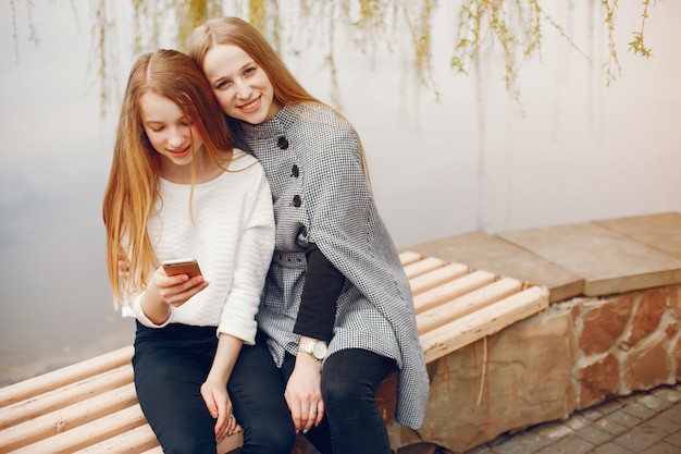 deux jolies soeurs dans un parc