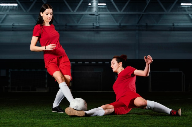 Photo gratuite deux joueuses de football