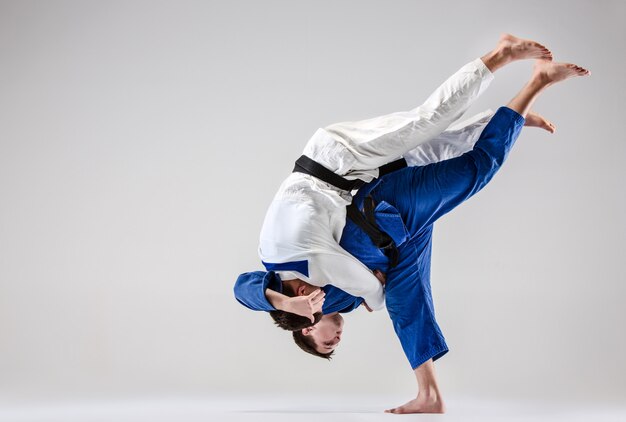 Les deux judokas combattant les hommes