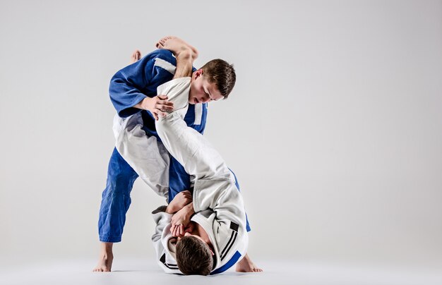 Les deux judokas combattant les hommes