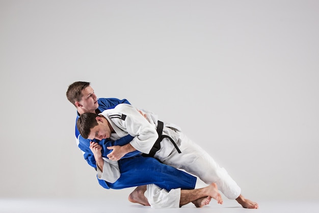 Les deux judokas combattant les hommes