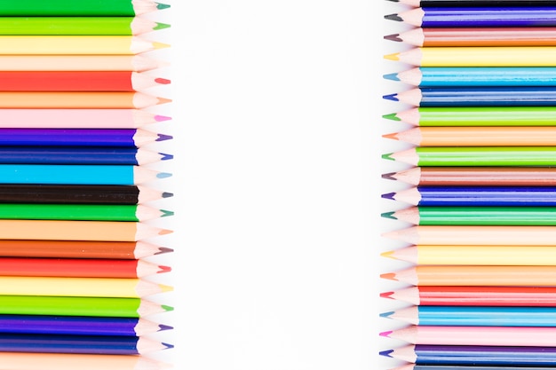 Deux lignes de crayons de couleur