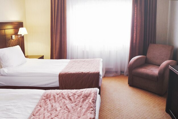 Deux lits dans une chambre d'hôtel