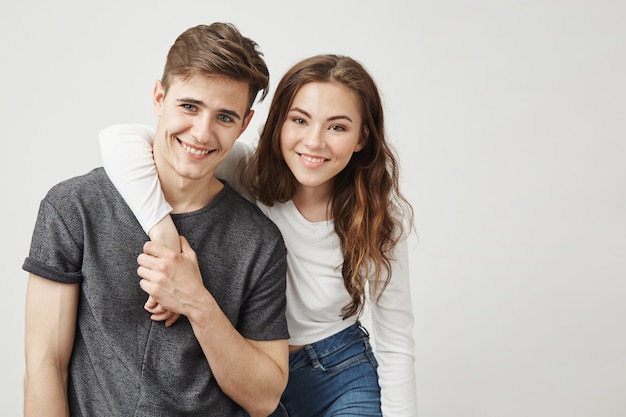 Deux meilleurs amis étreignant et souriant