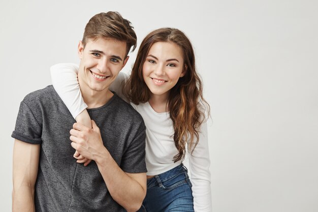 Deux meilleurs amis étreignant et souriant