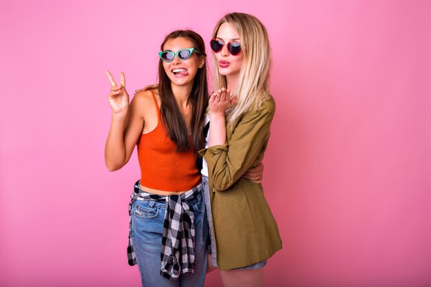 Deux meilleurs amis positifs s'amusant avec des lunettes de soleil