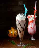 Photo gratuite deux milk-shakes sur la table