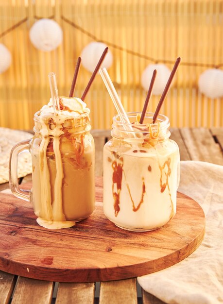 Deux milkshakes dans des verres avec des pailles sur une table