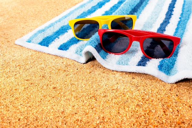 Deux paires de lunettes de soleil sur une plage