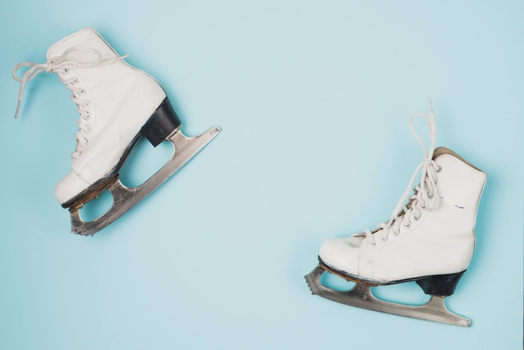 Photo gratuit deux patins à glace sur le bleu
