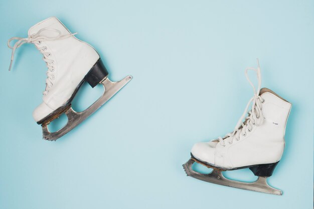 Deux patins à glace sur le bleu