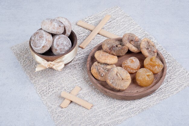 Deux pâtisseries sucrées sur planche de bois. Photo de haute qualité