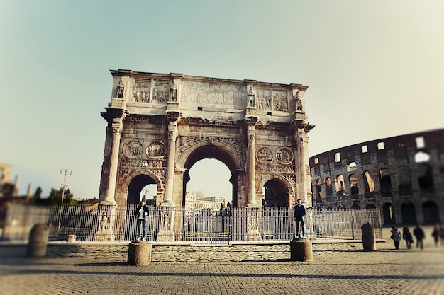Deux personnes debout sur les colonnes près de l&#39;arc de Constantine