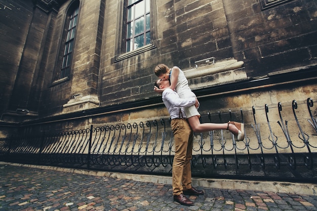 deux personnes de romance chemise mariage