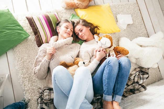 Photo gratuite deux personnes de vacances, mère de lit