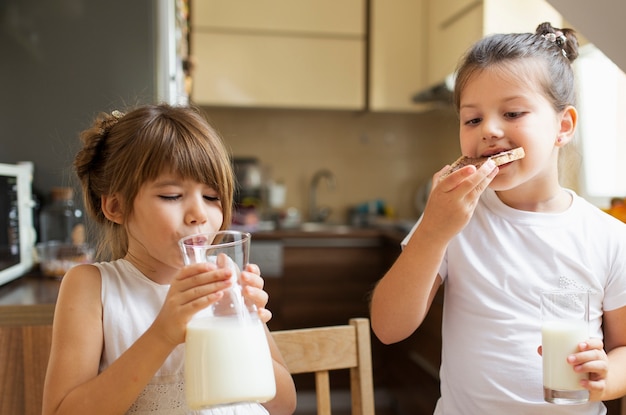 Deux petites filles prenant son petit déjeuner