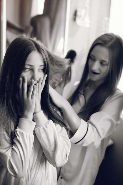 Deux petites filles en pyjama