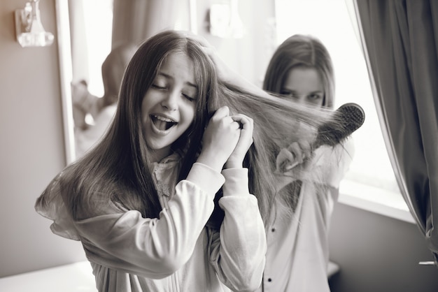 Deux petites filles en pyjama