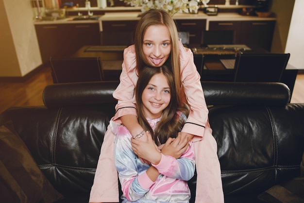 Deux petites filles en pyjama