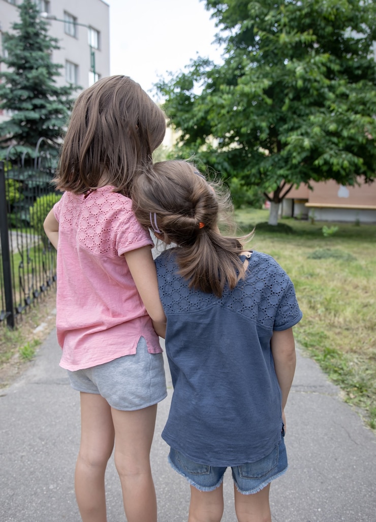 Photo gratuit deux petites sœurs copines s'embrassent lors d'une promenade en été.