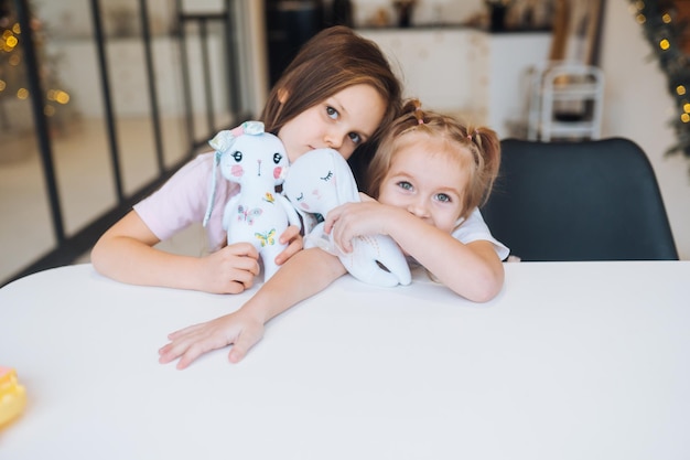 Deux petites soeurs jouant ensemble à la table