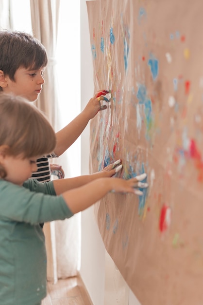 Deux petits enfants peignant ensemble