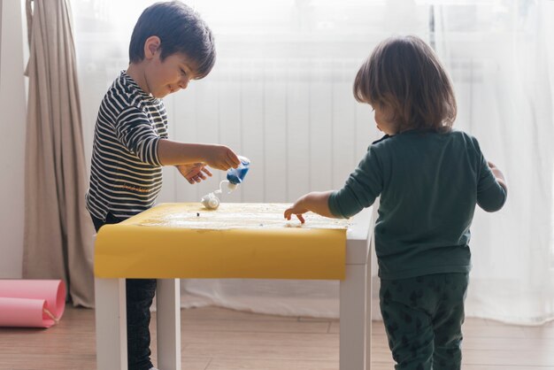 Deux petits enfants peignant ensemble