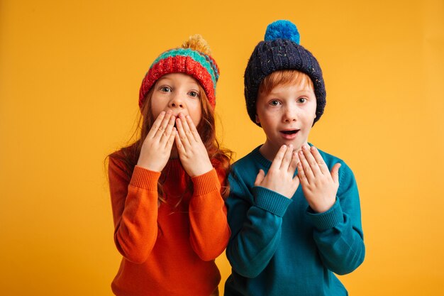 Deux petits enfants surpris choqués