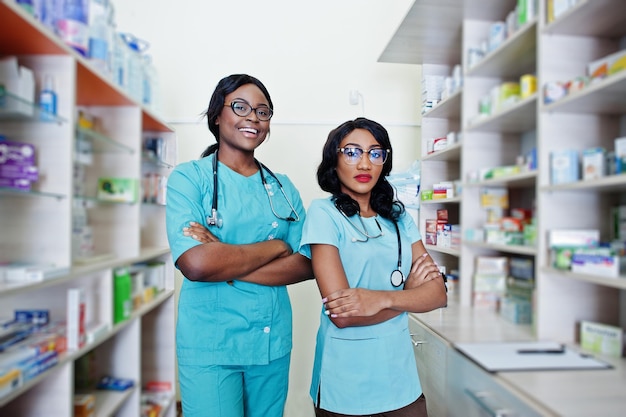 Deux pharmaciens afro-américains travaillant dans une pharmacie à la pharmacie de l'hôpital Soins de santé africains