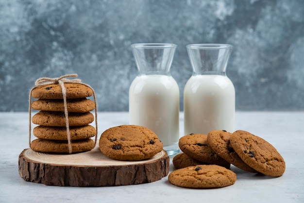 Deux pots de lait avec de délicieux biscuits.