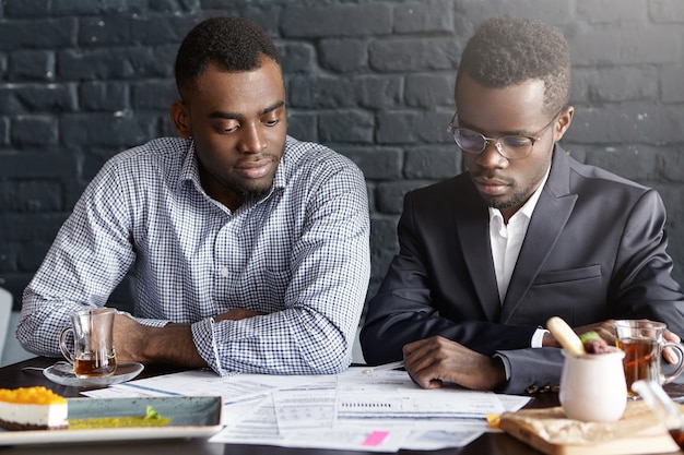 Deux Professionnels Afro-américains Ayant Une Réunion Officielle Au Bureau Moderne