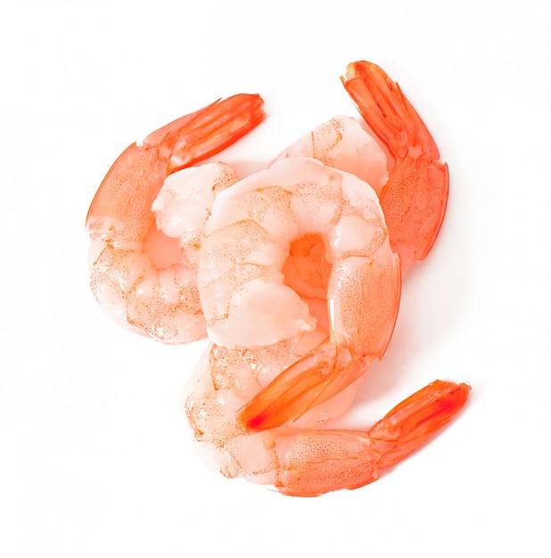 Photo gratuite deux queues de crevettes au citron frais et romarin sur le blanc