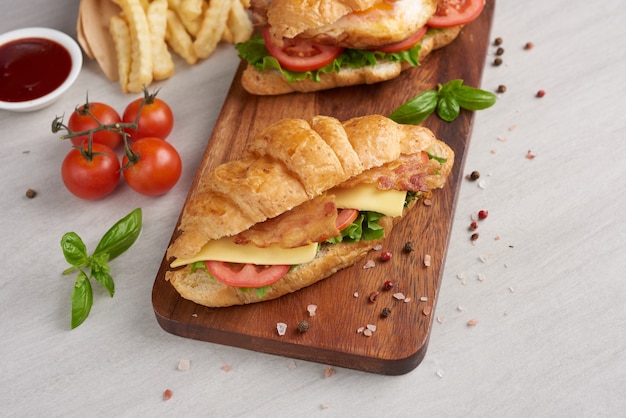 Deux sandwichs au croissant sur table en bois